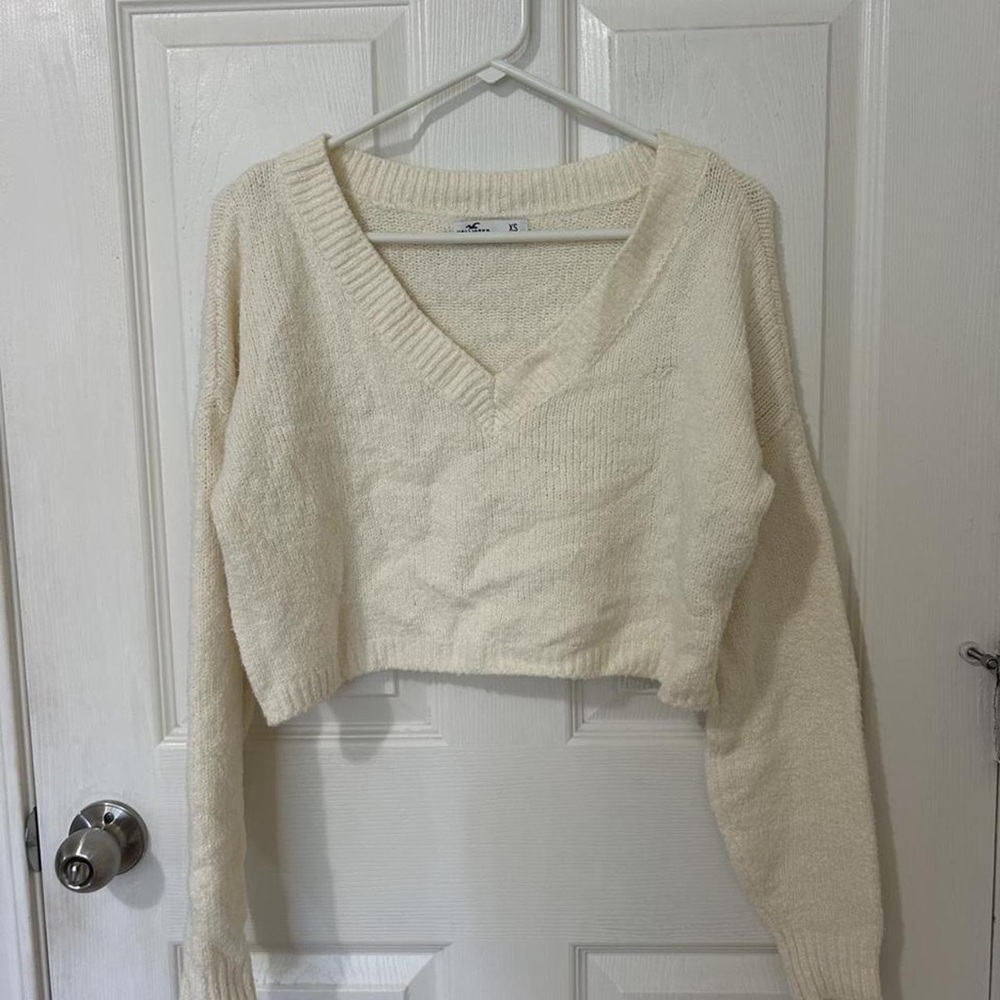 Cropped V‑Neck Sweater in Cream - Unbranded